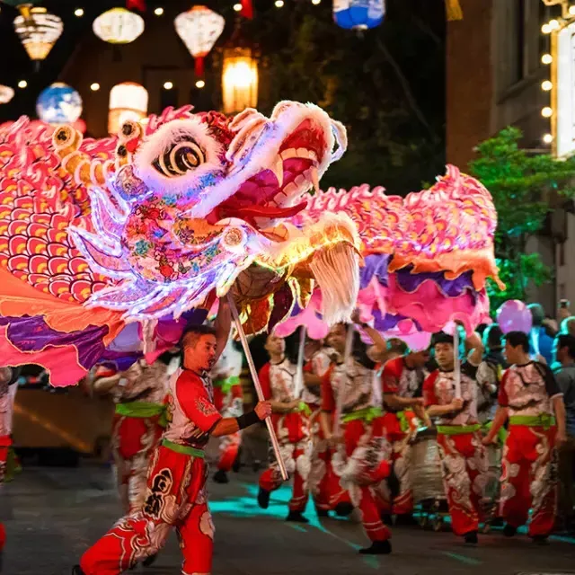 Des danseurs manipulent un dragon géant illuminé lors du défilé du Nouvel An lunaire à 贝博体彩app.